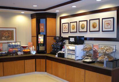 Fairfield Inn & Suites Woodbridge Avenel Restaurant photo